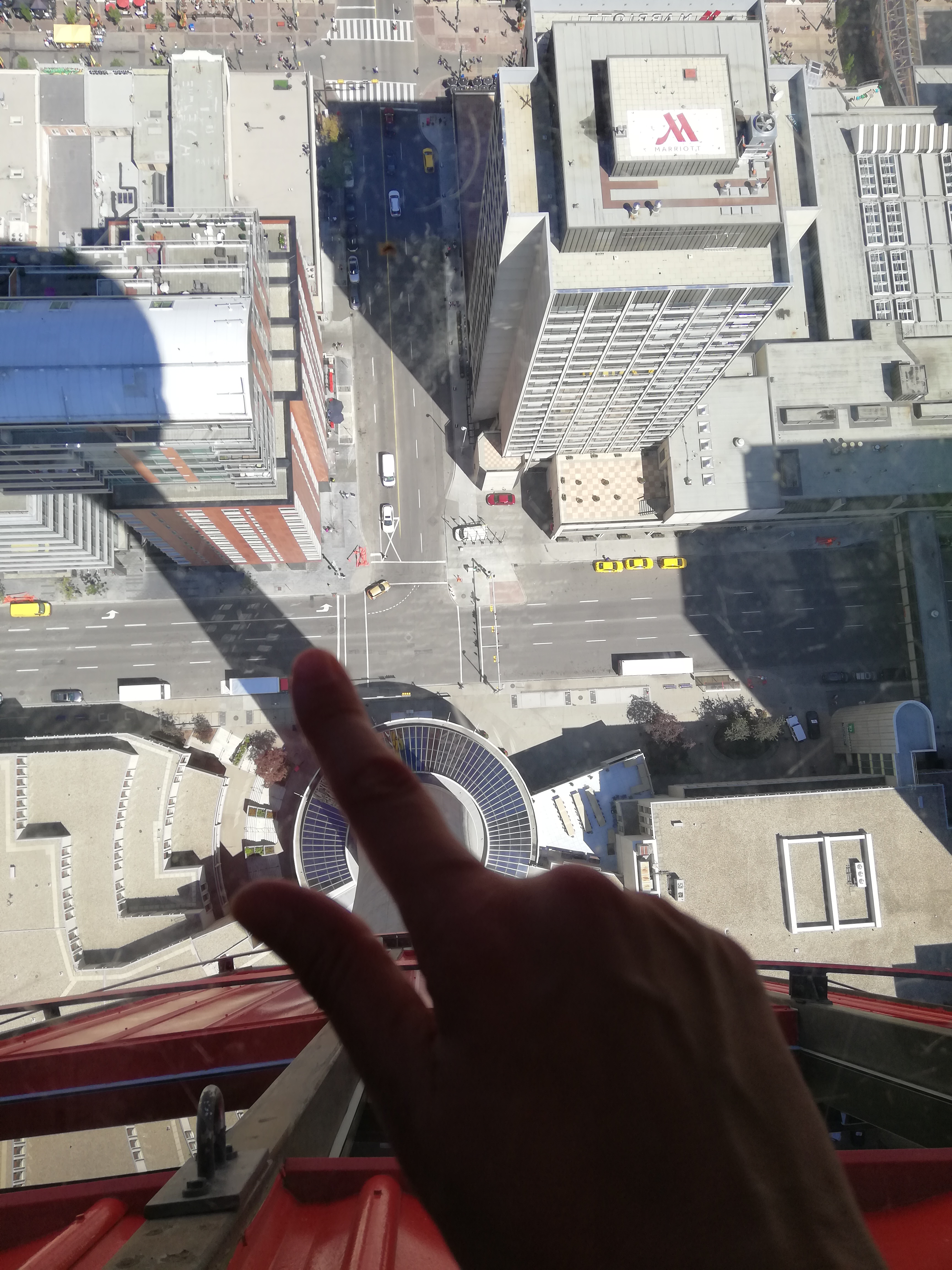 Na szklanej podłodze Calgary Tower